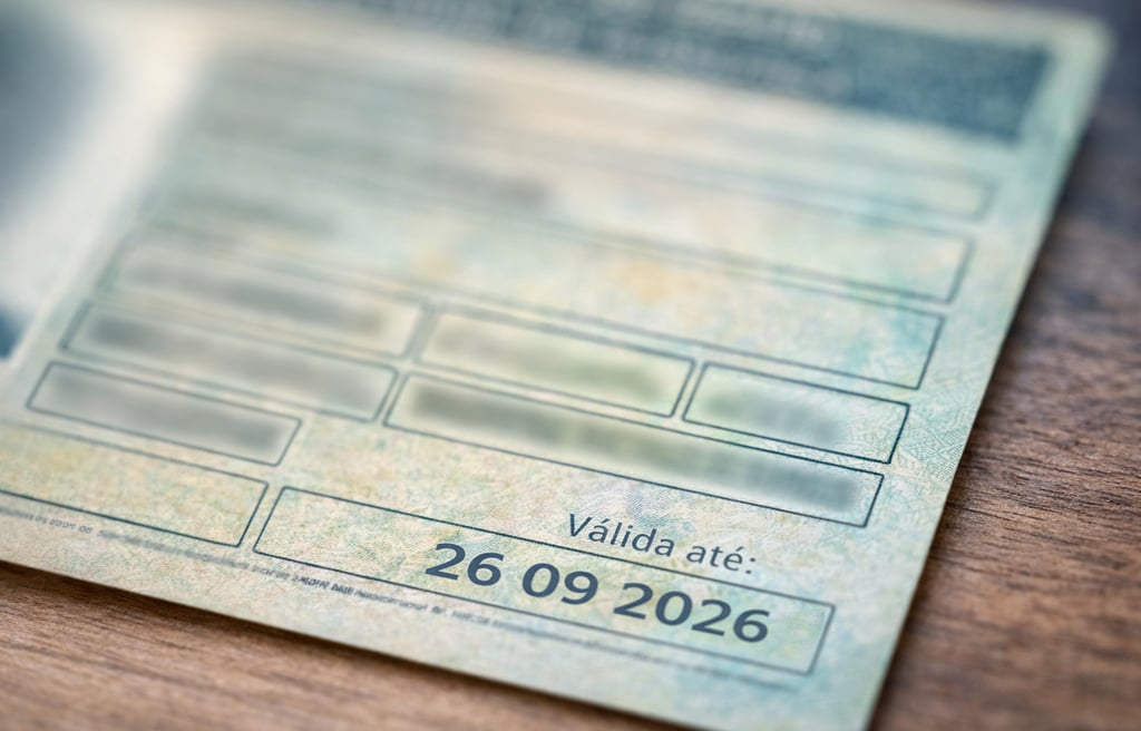 Prazo da CNH em 2026 destacado em close na data de validade da carteira de habilitação