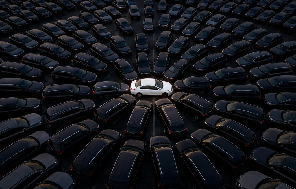 Sedã branco cercado por SUVs mostrando a queda dos sedãs no Brasil