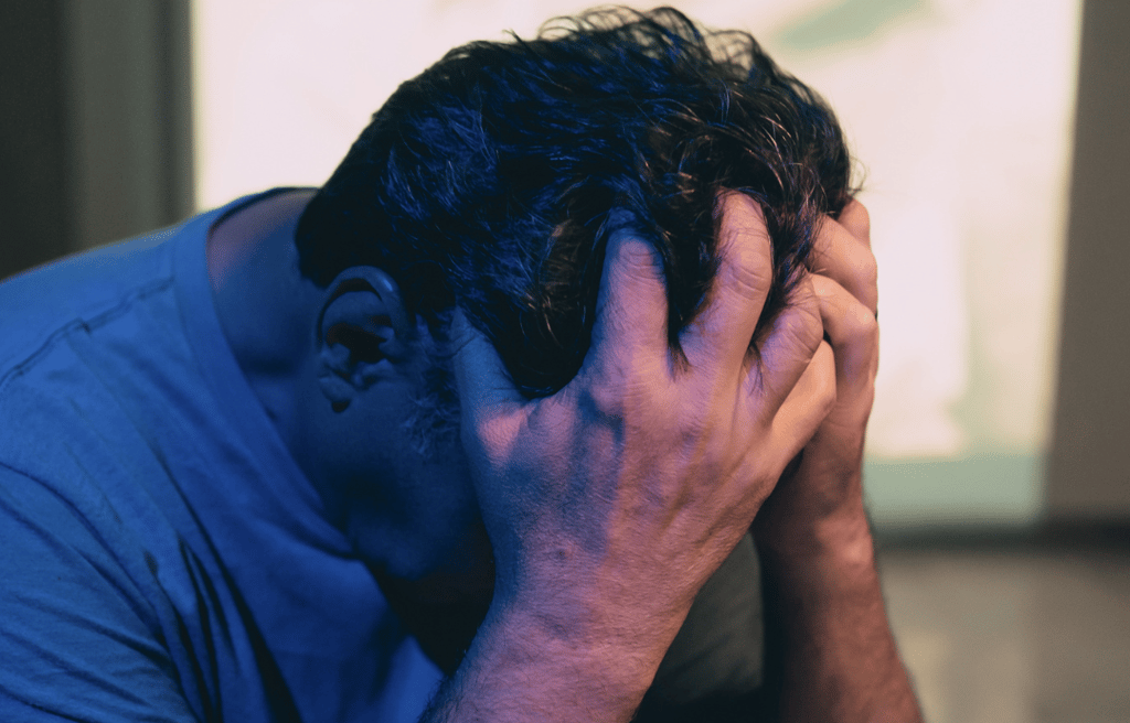 Personne assis, un homme triste, rupture, mariage, haut bleue 