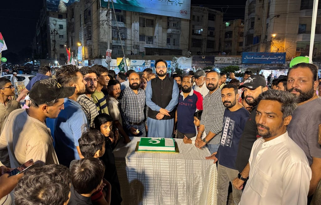Engineer Syed Usman hoisting Pakistan’s national flag in Ward 09 Gulistan-e-Johar Independence Day celebration