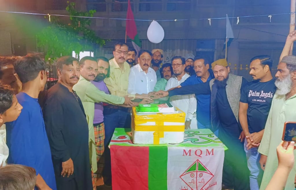 MQM leaders Khalid Tabassum, Afaaq Ahmed Khan, and Saleem Memon with youth at Jashn-e-Azadi flag hoisting ceremony in Mirpurk