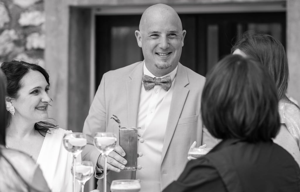 cocktail de mariage, le marié en train de sourire
