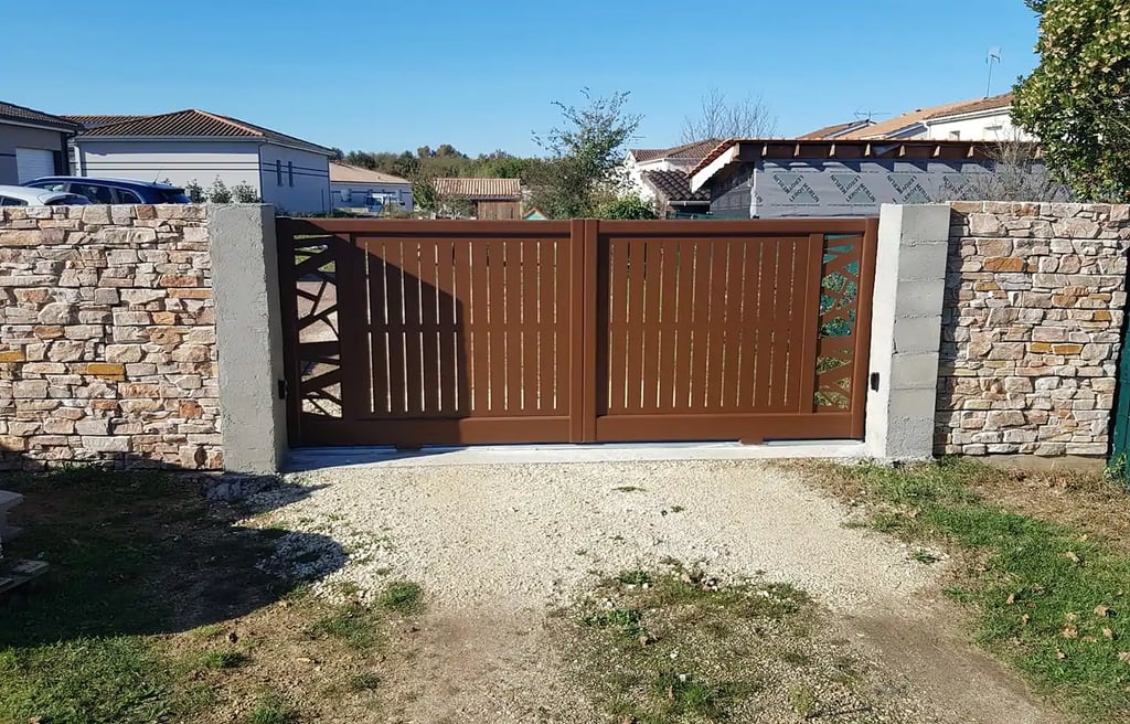 Portail coulissant en aluminium sur mesure, design moderne, durable et adapté à vos besoins.
