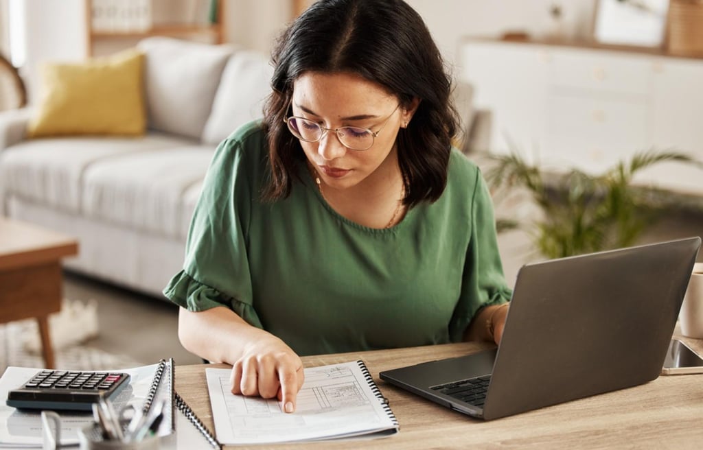 Entrepreneur suivant simplement la comptabilité de son entreprise sur ordinateur
