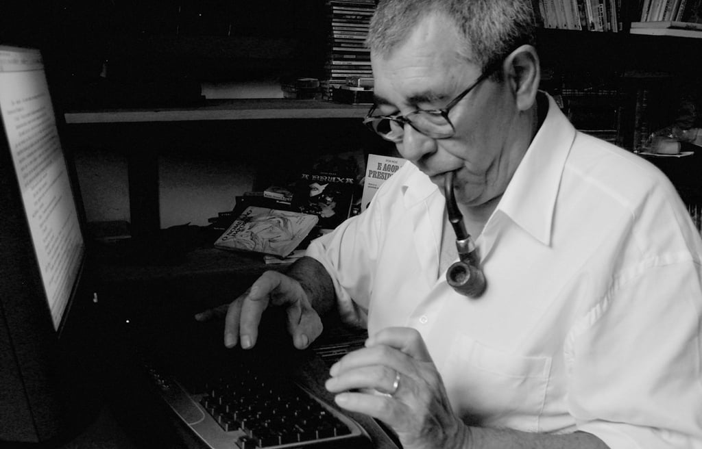 Representação artística de um autor brasileiro prolífico Ryoki Ino com milhares de livros publicados