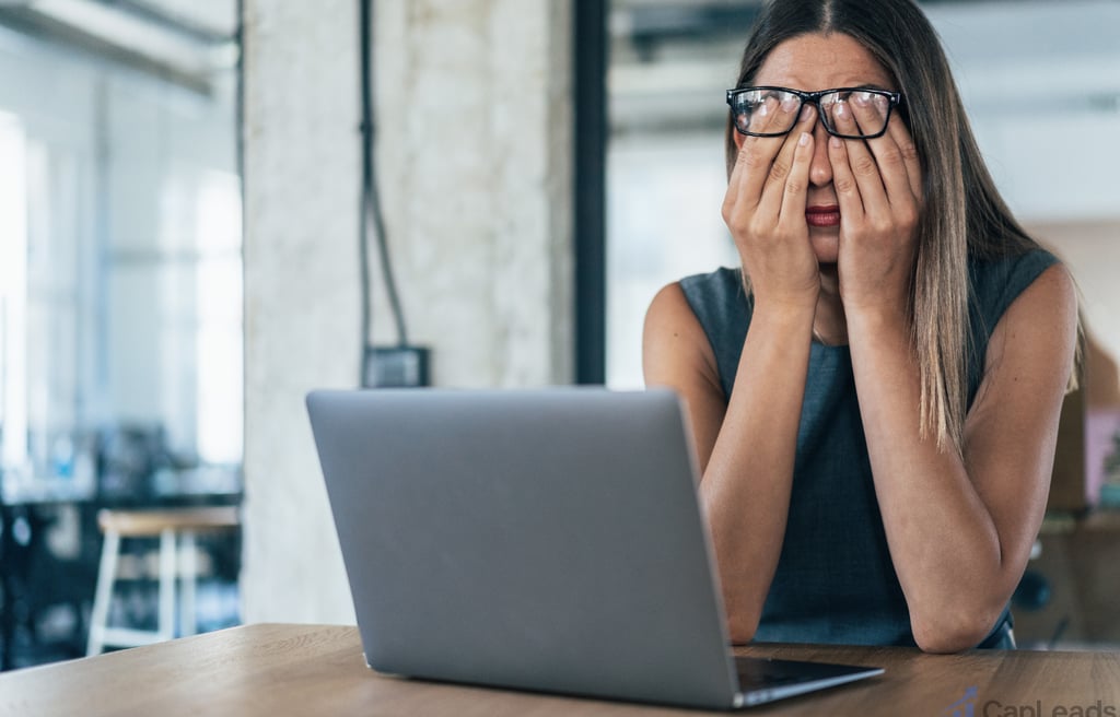 Business woman upset of having bad data on campaigns - CapLeads Blog