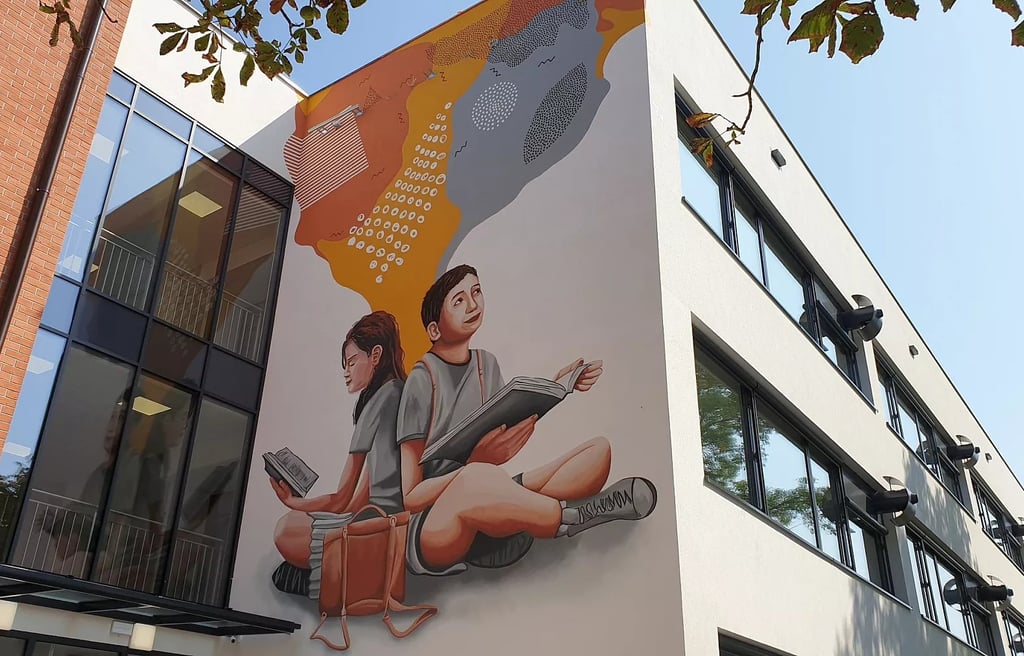 Szkoła Podstawowa nr 2 w Markach – mural na elewacji budynku