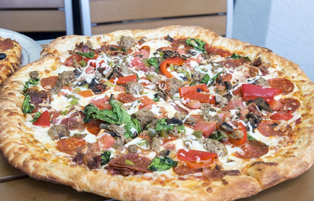 Pizza-de-Carne-Seca=Cremosa-com=Catupiry-e-Cebola-Dourada-Caseira