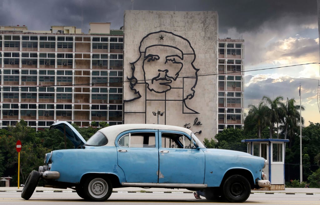 Un coche clásico es visto roto frente a la imagen de Ernesto Che Guevara, en La Habana.