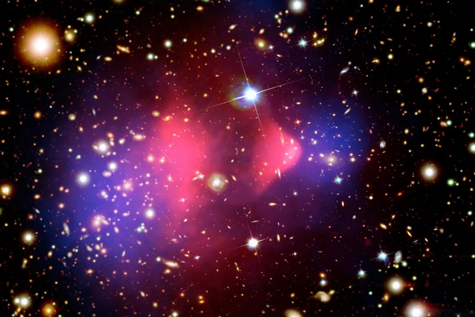 Matéria escura pode emitir brilho invisível e finalmente ser detectada, indicam novos estudos