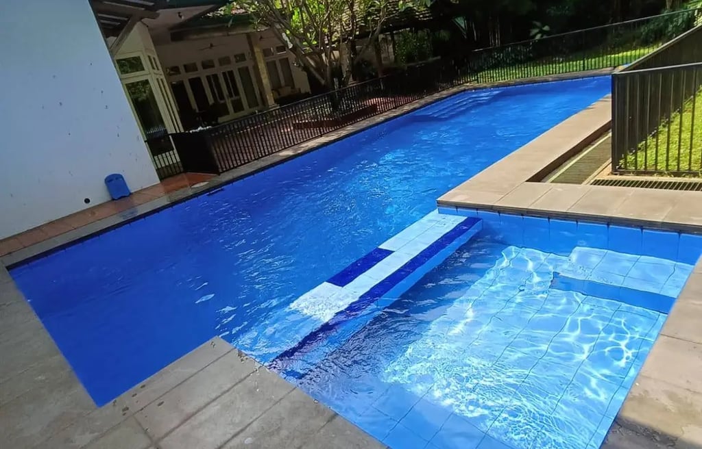 kolam renang indah dan hijau di bandung