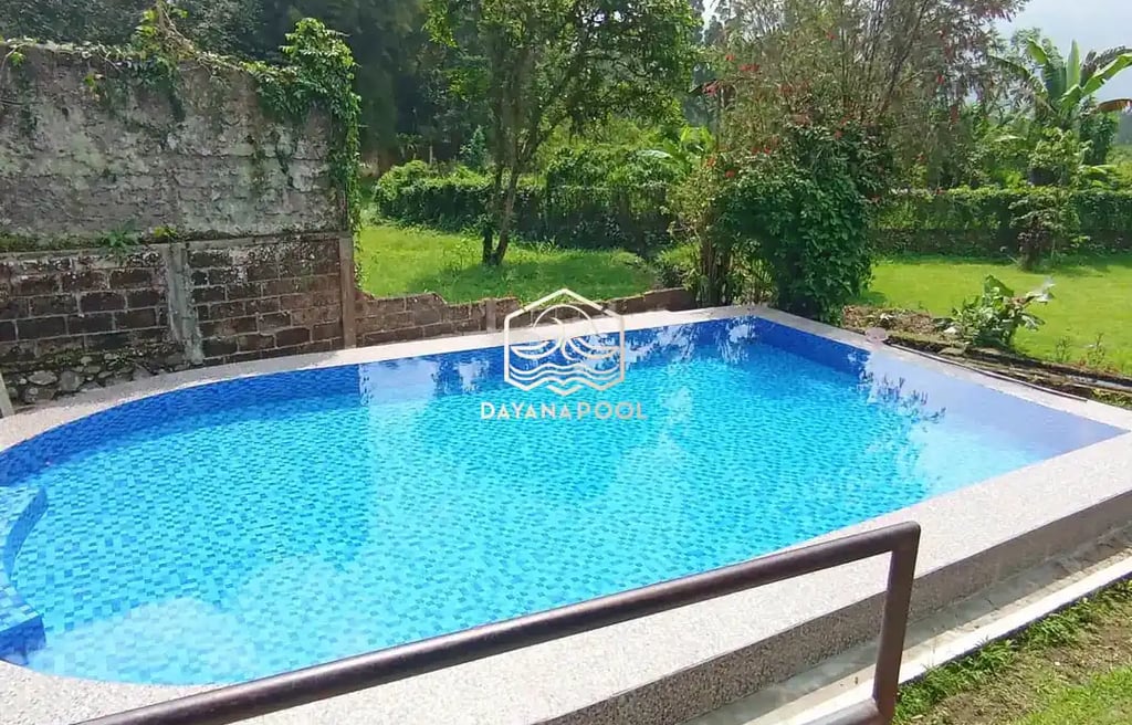 kolam renang indah di villa bandung