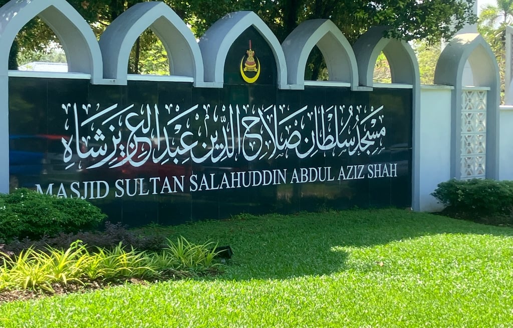 Sign outside of the Blue Mosque in Malaysia 