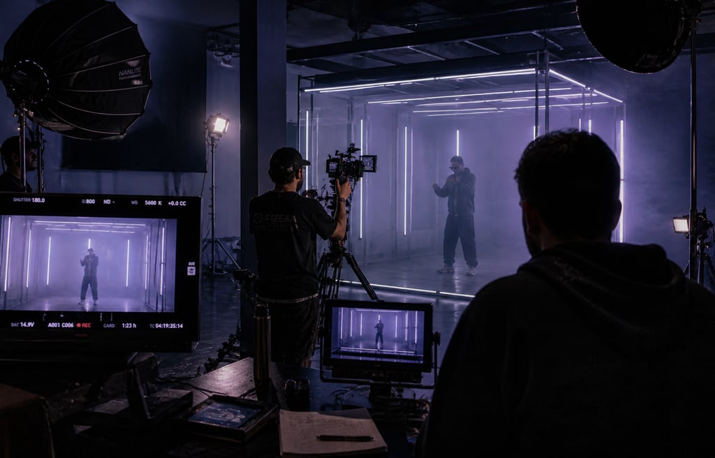 Produção audiovisual profissional com equipa filmando em estúdio com câmaras e iluminação