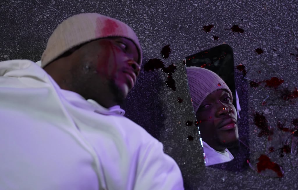artista dentro de carro em cena noturna dramática para videoclipe emocional