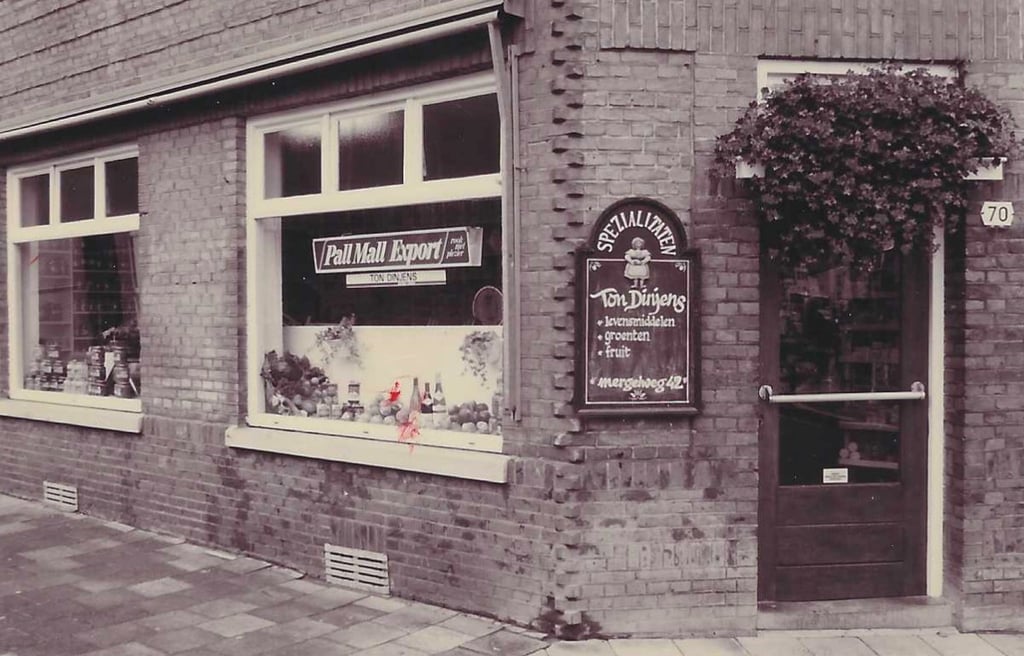 Historische foto van het oude winkeltje van Hoeve Dinjens in Maastricht waar producten vroeger werden verkocht.