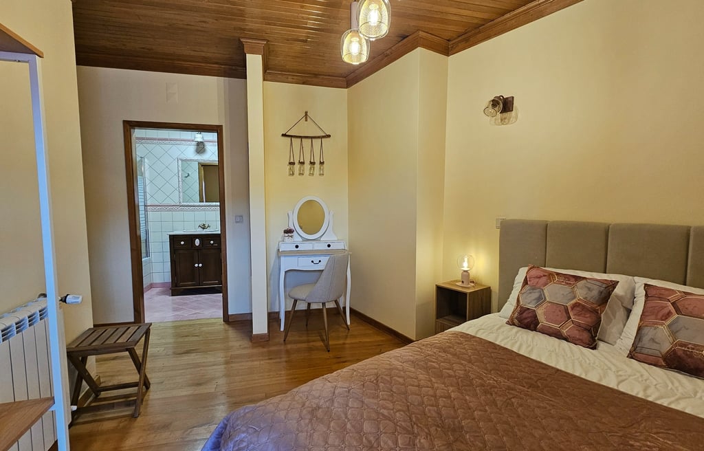 Casa do Mel - Quarto de casal confortável com Ar Condicionado