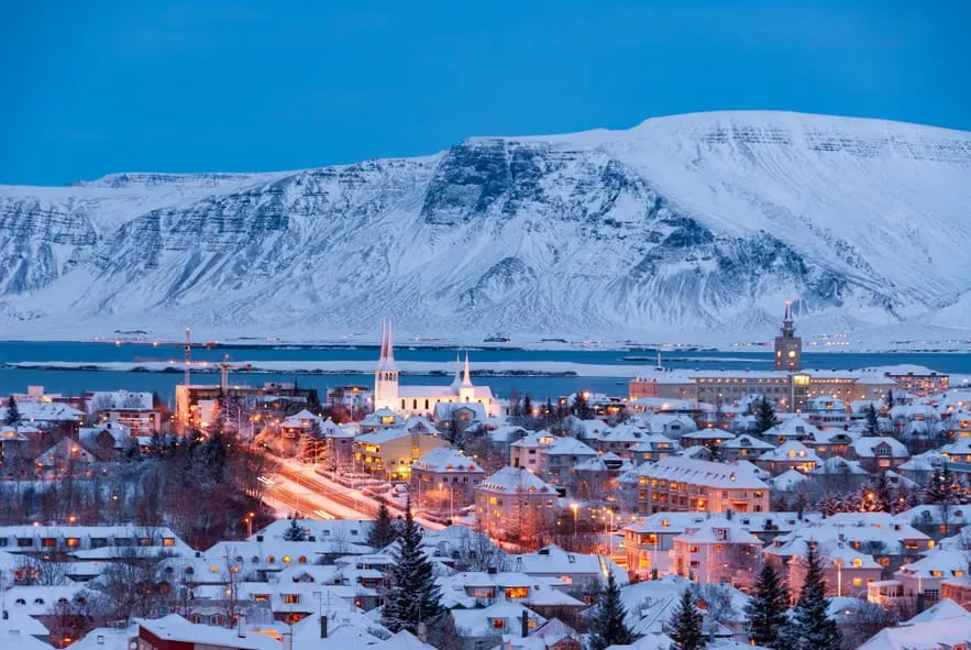 Blick über die bunte Stadt Reykjavík mit ihren markanten Häusern, dem Hafen und der umliegenden nordischen Landschaft, aufgen