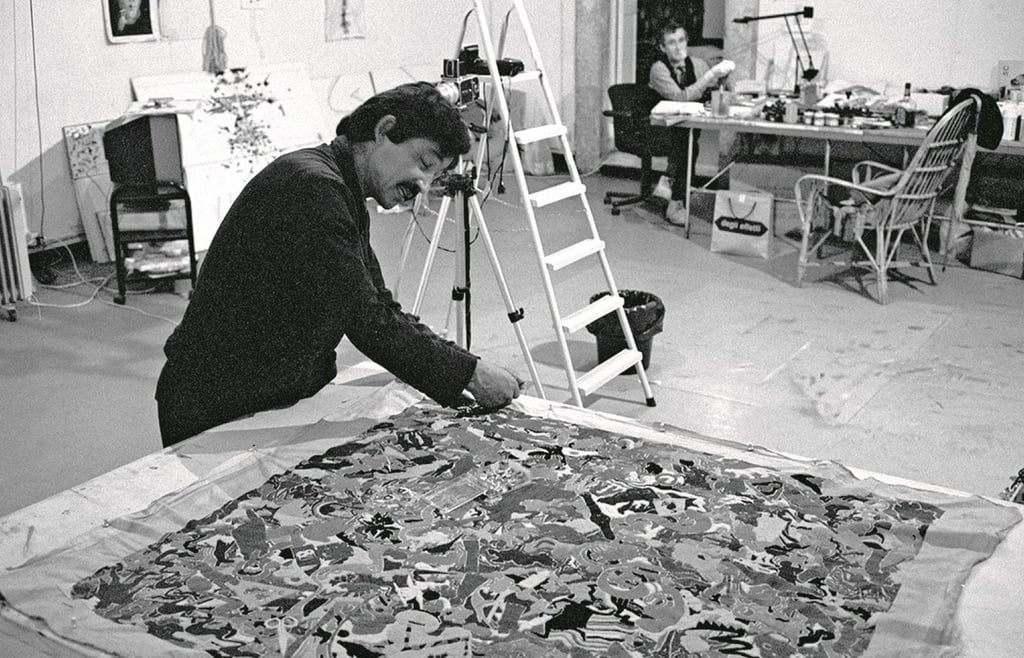 Arista Alighiero Boetti em seu ateliê 