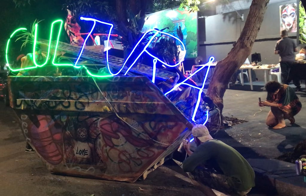 Ação cultural promovida pelo Comitê de Cultura de Mato Grosso ocupando ruas com arte visual e crític