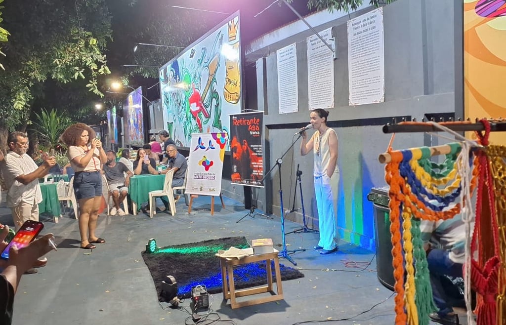 Performance que une dança, música e expressão visual durante a ação “A Arte Não é Descarte”