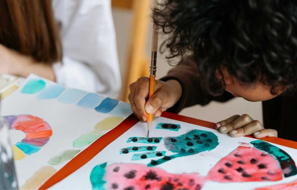 Sérgio Astral em ação com alunos, aula de pintura para RA.