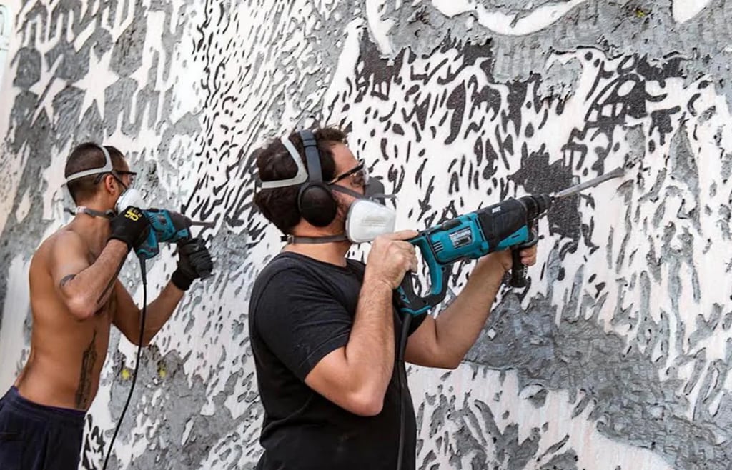 O português Vhils, que esculpe rostos em paredes com ferramentas de construção