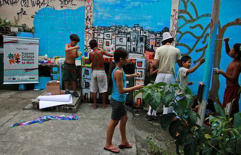 O Arte na Rede promove oficinas artísticas nas escolas da Maré, com atividades como fotografia