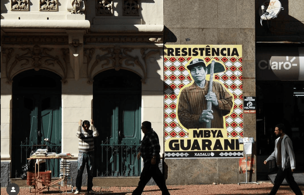 Xadalu é um artista indígena que transita com maestria entre a arte de rua e as galerias.