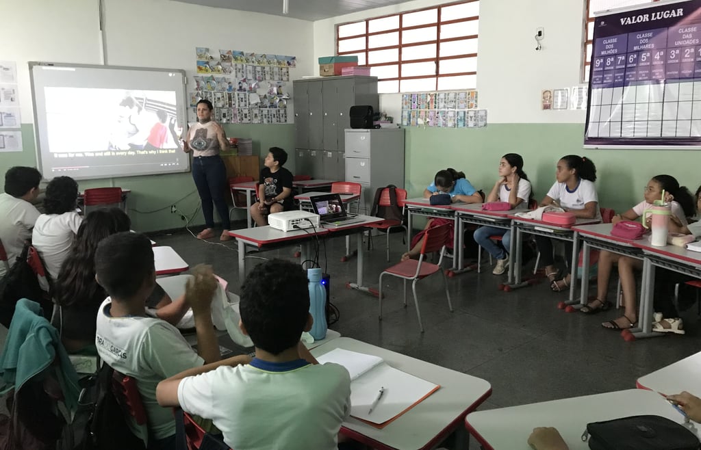 As oficinas de arte urbana, conduzidas pelos artistas visuais Sérgio Astral e Amanda Amorim, apresen