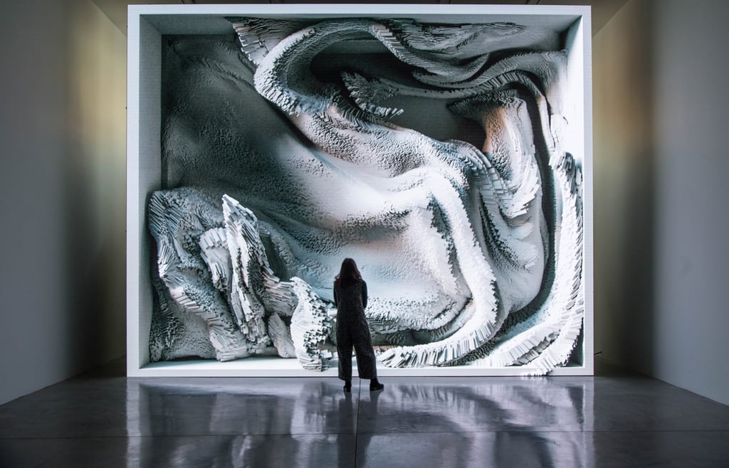 Refik Anadol utilizam inteligência artificial para criar paisagens digitais em movimento.