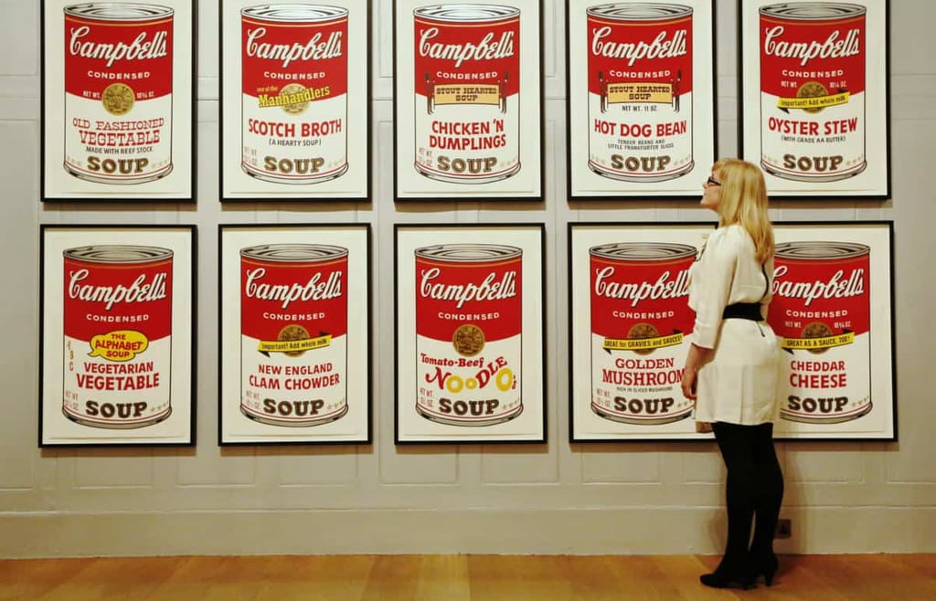 Grid de latas de sopa Campbell's em tons vermelho e branco, variando sabores. Campbell's Soup Cans (