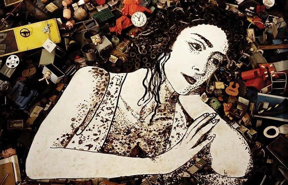 A artista Vik Muniz, internacionalmente reconhecida, também vem se dedicando a obras com materiais r