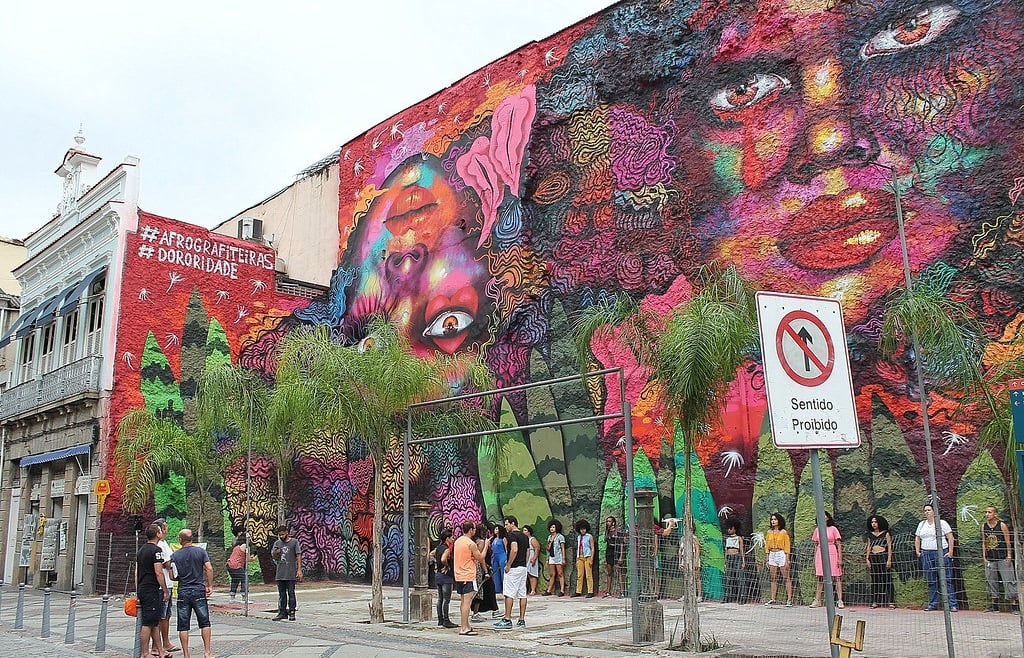 Mural colorido com rostos femininos – AfroGrafiteiras
