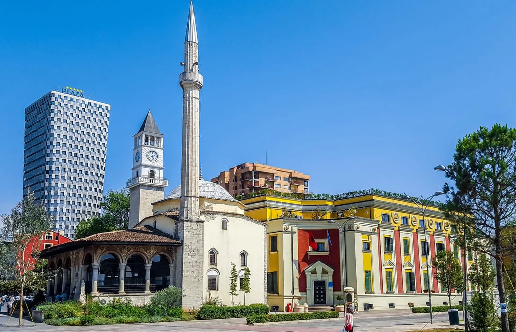 Et’hem-Bey-Moschee in Tirana, historisches Wahrzeichen mit detailreicher Architektur und bemalten Fresken
