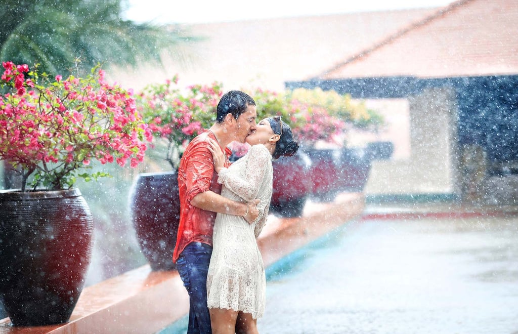 Фотосъемка поцелуя под дождём на Фукуоке в августе