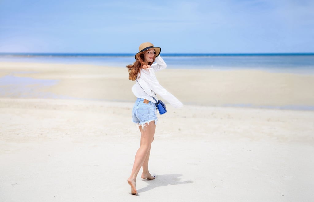 Солнечная прогулка по пляжу во время фотосессии на острове Фукуок