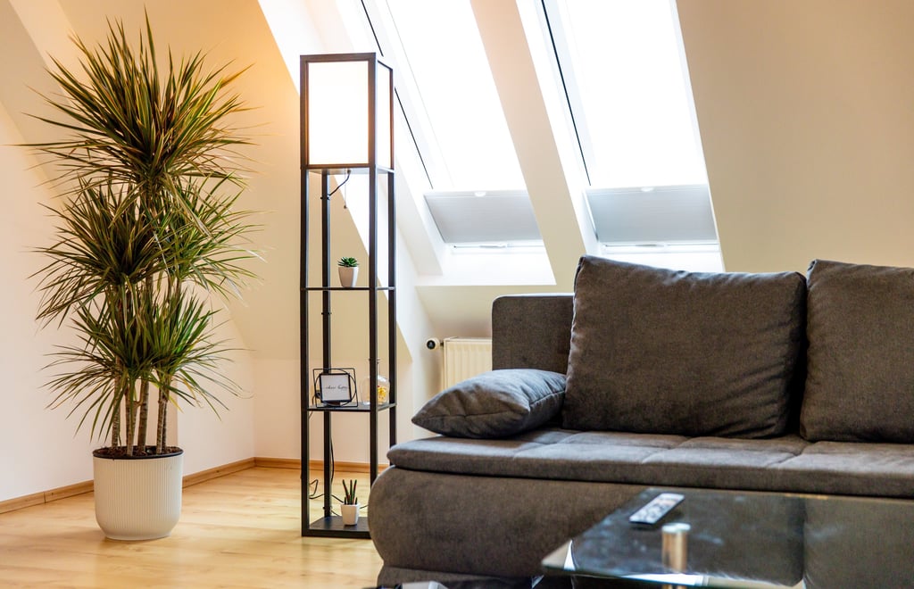 geräumiges Wohnzimmer in der DG-Wohnung in Coburg für Feriengäste und Monteure