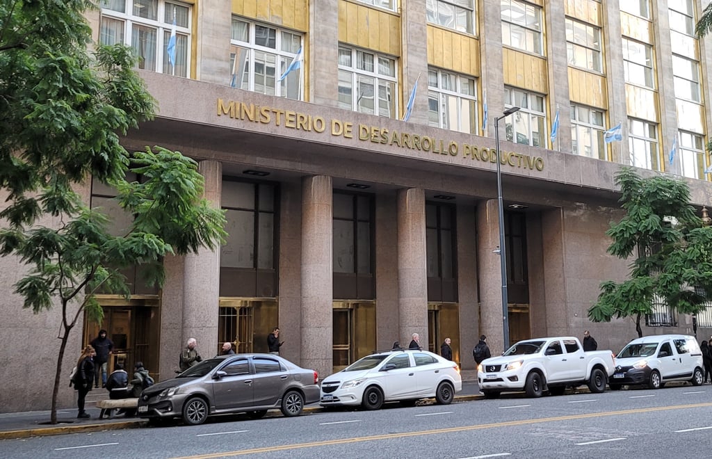 Autoridades en industria y comercio