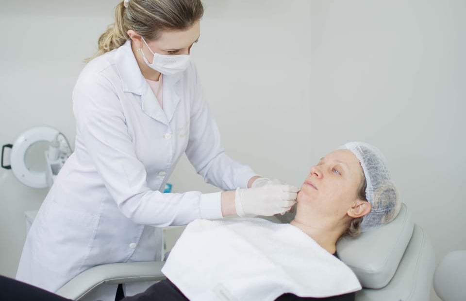 leticia sturm realizando procedimento estetico em uma paciente