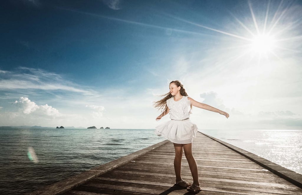 Девочка в белом платье на пирсе острова Фукуок