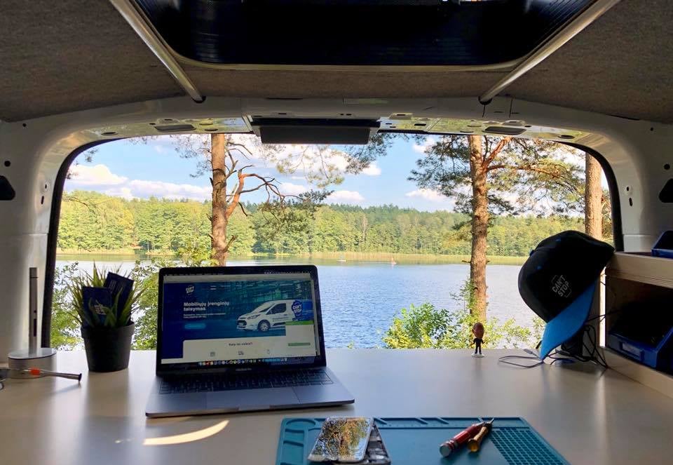 Mobili taisykla can't stop. Šis komercinės paskirties automobilis buvo įrengtas įmonės UAB Fornesa