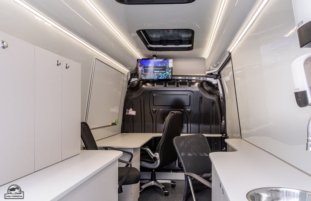 Mobilus kabinetas. Renault Master automobilis konvertuotas į psihologijos kabinetą ant ratų. 