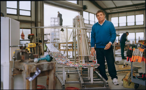 Ateliê de Chris Burden mostrando instalações artísticas interativas e elementos tecnológicos.