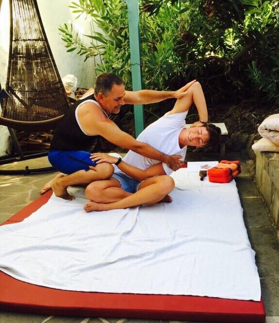 masajista induce torsión lateral del torso