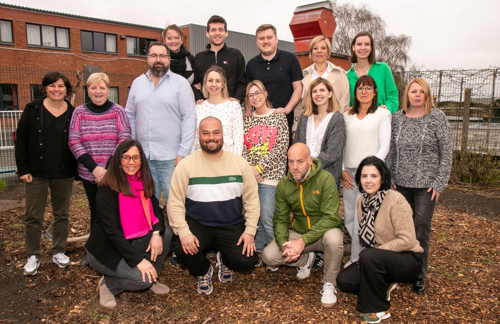 équipe pédagogique posant lors des photos d'école