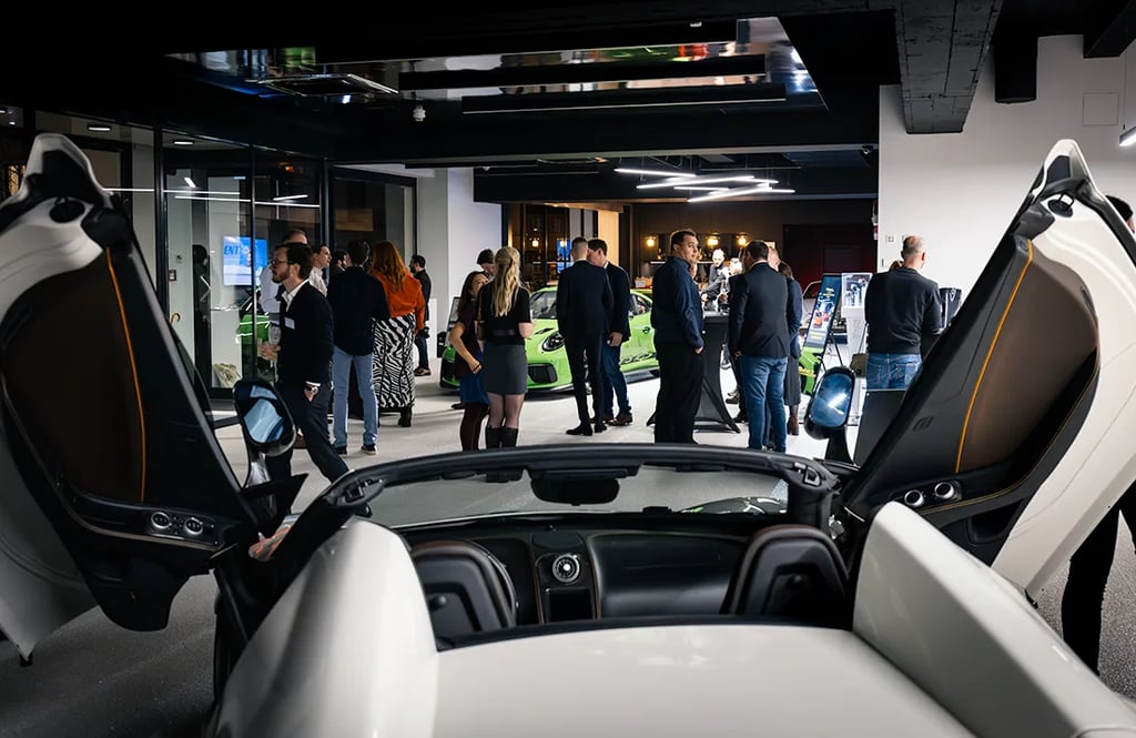 Cocktail d’entreprise dans un showroom de voitures à Luxembourg avec ambiance networking et invités.