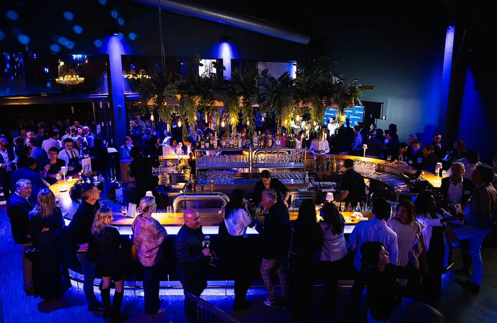 Soirée d’entreprise au bar Chouchou à Luxembourg avec ambiance festive et nombreux invités.