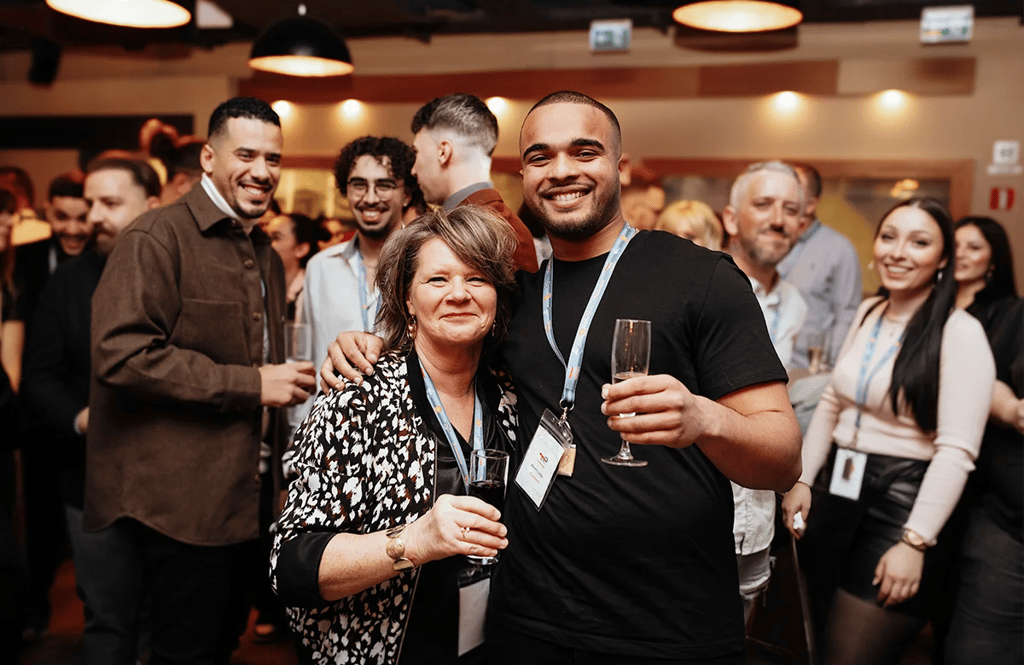 Invités souriants lors d’une soirée d’entreprise conviviale à Luxembourg, ambiance cocktail.