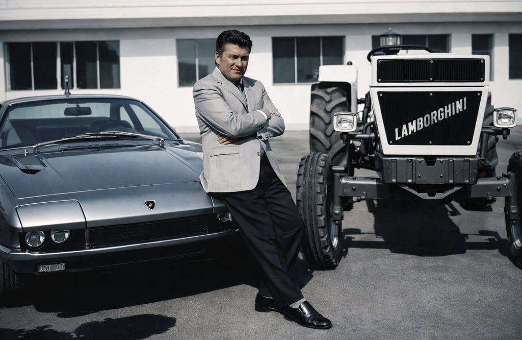 ferruccio lamborghini com carro esportivo e trator na fábrica